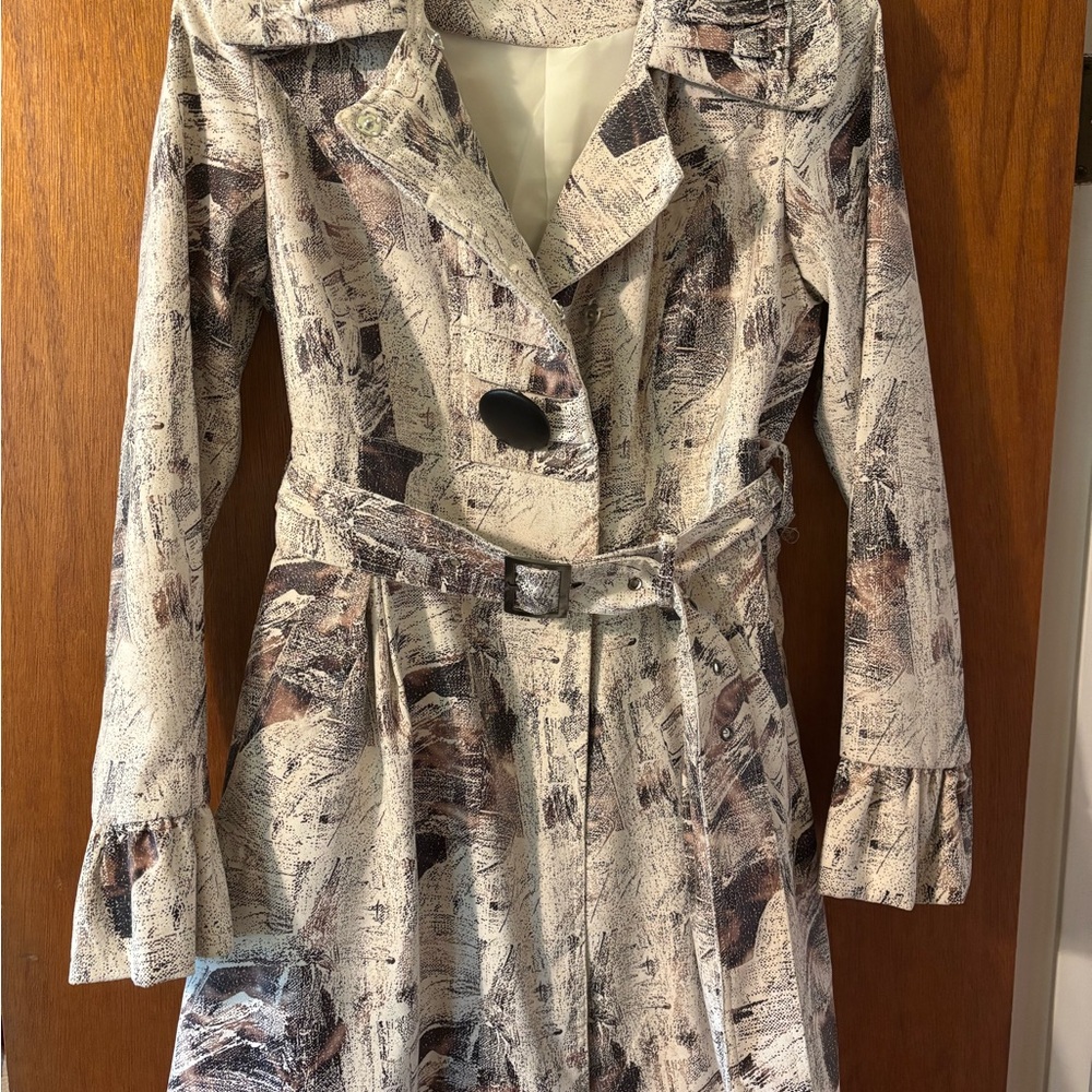 Elegant white and brown patterned women's trench coat